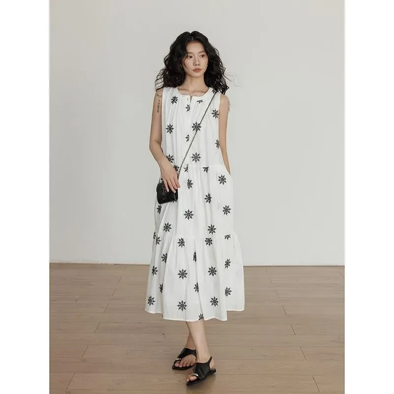 夏季圆领刺绣背心连衣裙女宽松复古2025新款度假风气质休闲长裙