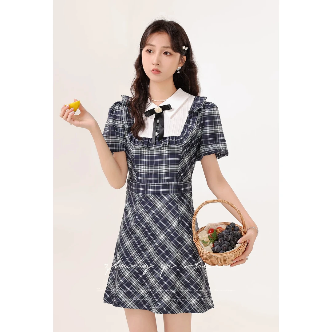 张小小《格纹画报》2024夏季新款学院风格子拼接收腰短袖连衣裙女