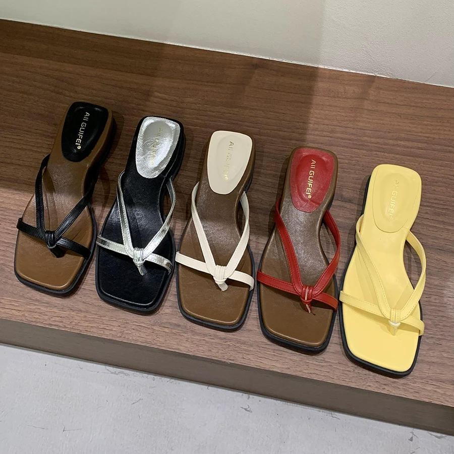 坡跟黄色夹趾法式小凉拖鞋仙女鞋子外穿2025新款夏季度假气质凉鞋