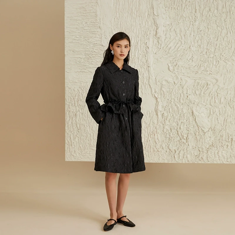 台绣荷叶边风衣外套优雅肌理感提花翻领荷叶边A型外套25春J37559