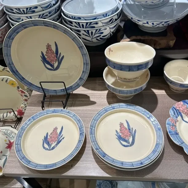 餐具套装5碗2个，6碗2个，8圆盘4个，9花瓣2个，鱼盘1个，8正德1个