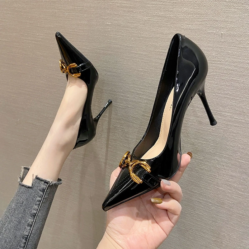 法式黑色金属扣气质单鞋女2025年春季新款尖头细跟职业工作高跟鞋
