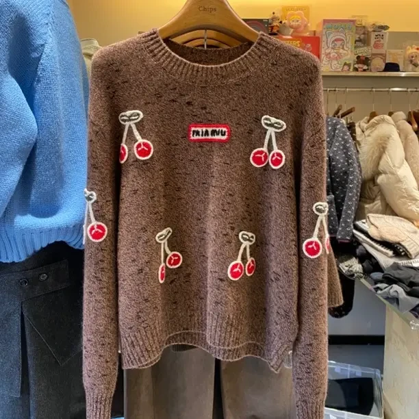 韩国东大门代购纯100山羊绒微醺樱桃圆领刺绣针织落肩长袖毛衣