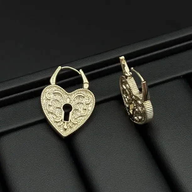 铜合金耳饰 铜合金耳饰 轻奢小众高级感爱心锁浮雕耳扣时尚百搭女