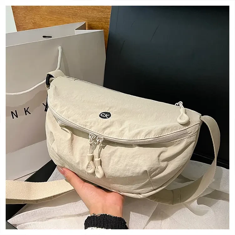 日系超轻防水牛津布包男女百搭单肩斜挎包胸包尼龙轻便实用马鞍包