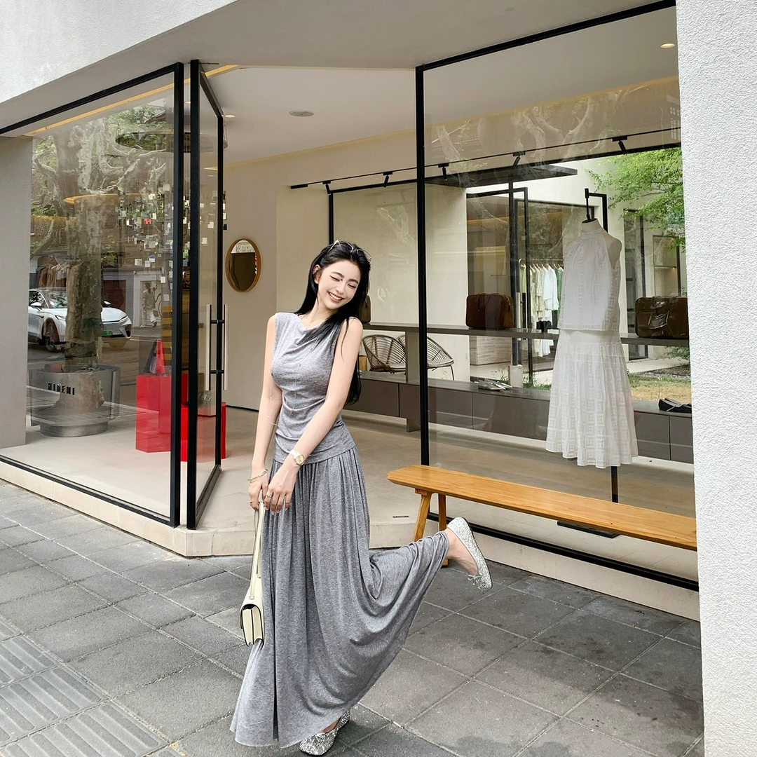 韩系纸片人"气质姐姐ootd~简单自在的慵懒莱赛尔羊毛荡领背心套装