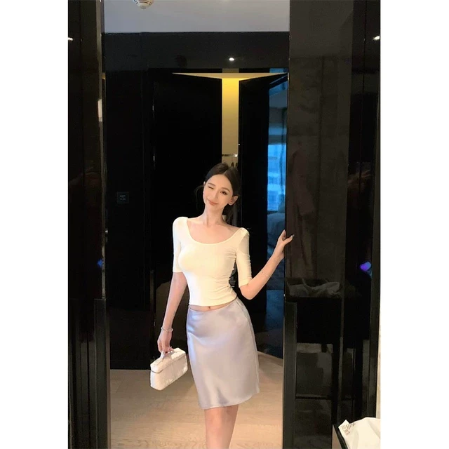 辣妹风杏色U领中袖T恤女装夏季短款露脐弹力紧身小众别致性感上衣