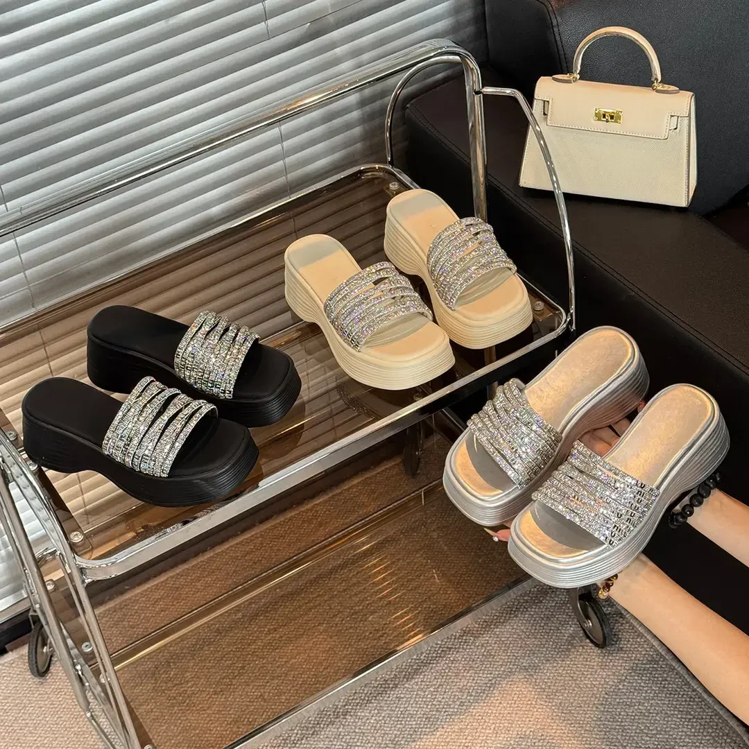 时尚气质沙滩坡跟水钻厚底一字拖鞋2025夏季新款配裙子露趾凉拖