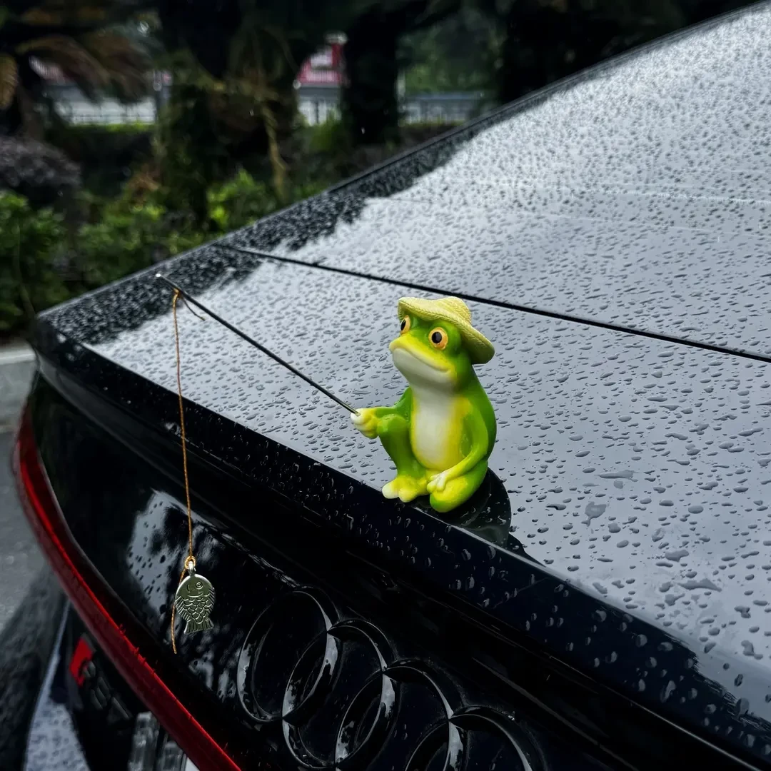 【9•9/带无痕胶】车载坐姿青蛙撑伞钓鱼创意玩偶车尾中控台摆件装饰