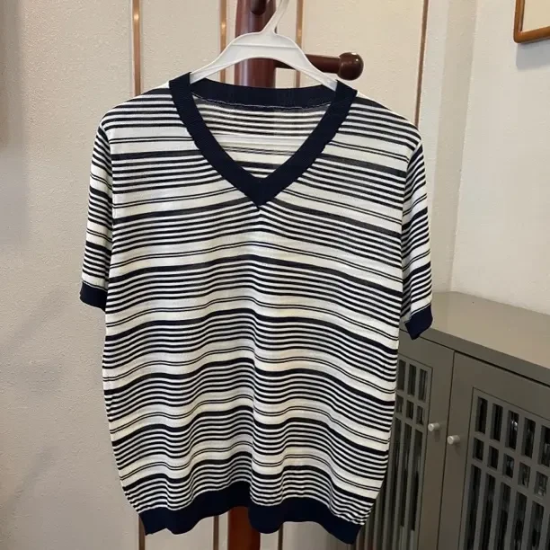 杨小帆 2025夏季新条纹v领上衣  显瘦百搭休闲时尚潮流