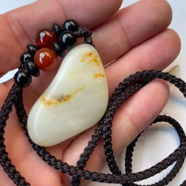 和田玉枣红皮洒金皮白肉挂件吊坠