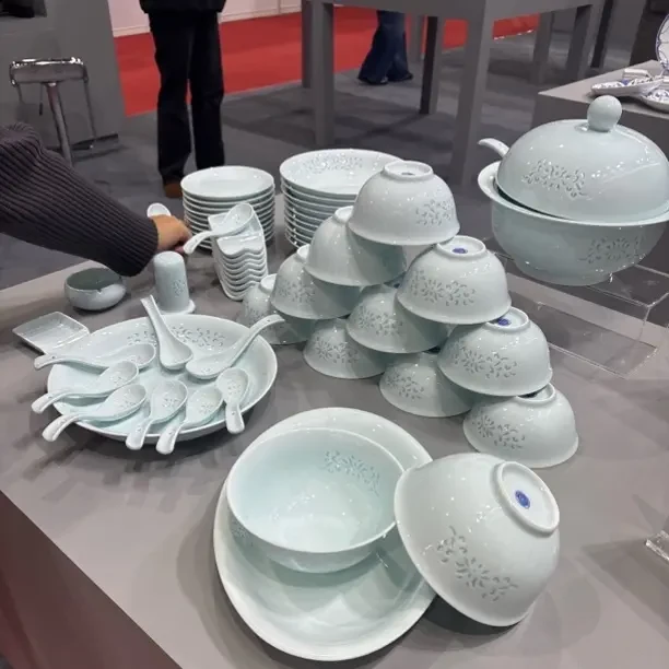 景德镇高白泥高温釉下彩影青缠枝莲玲珑瓷中式家用餐具