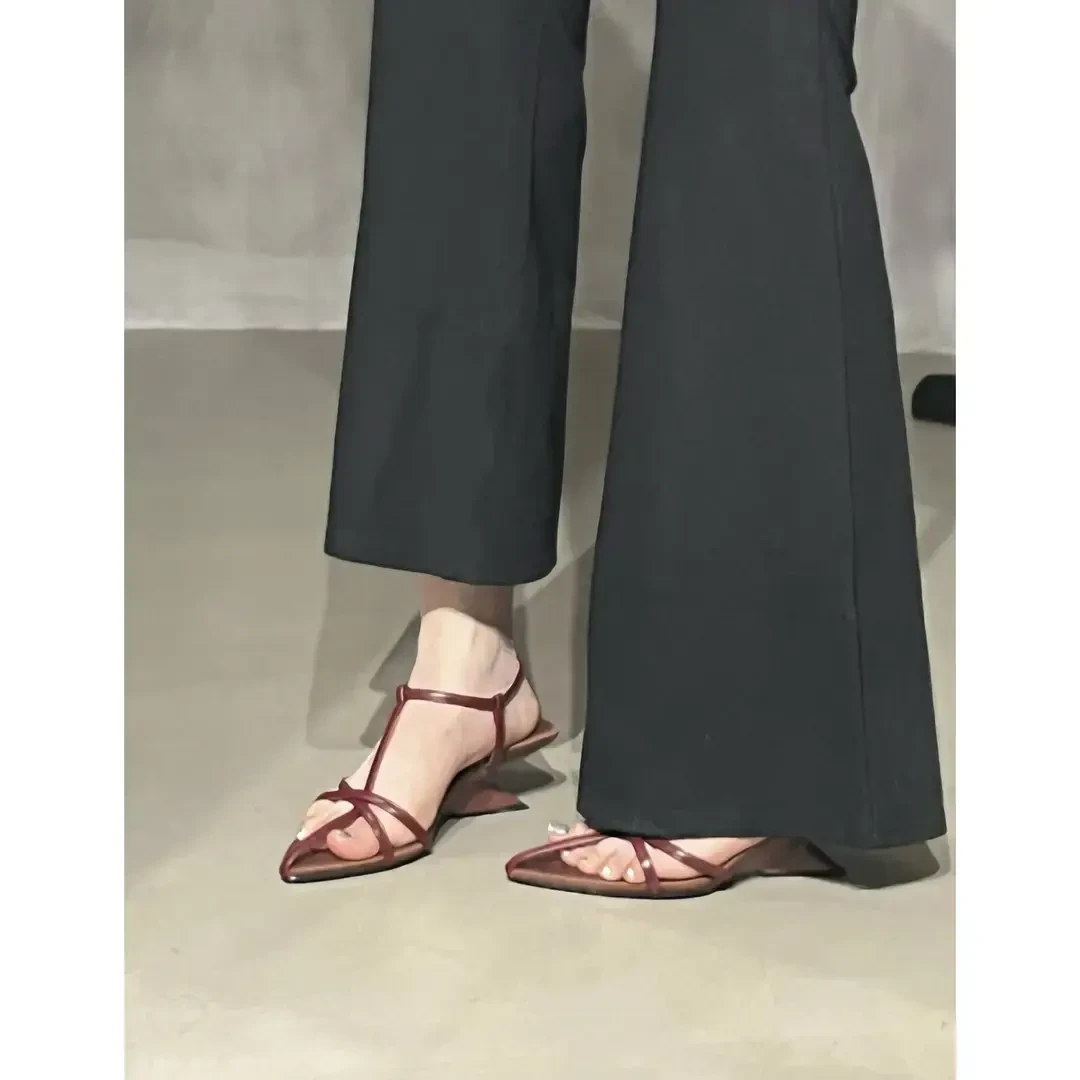 2025夏季新款法式镂空凉鞋时尚百搭尖头简约设计感黑色细带坡跟鞋