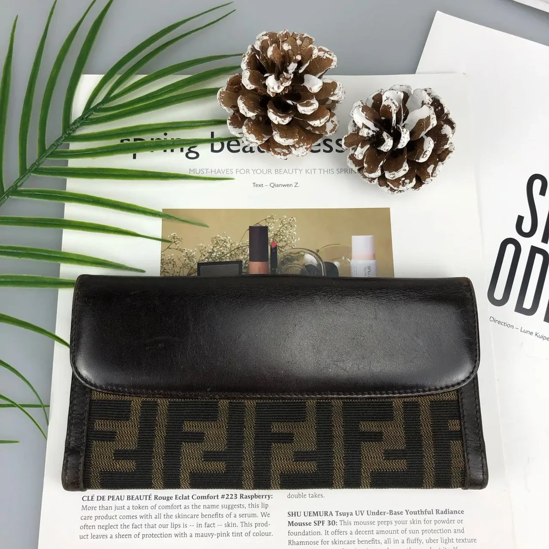 95新 FENDI/芬迪 棕色老花翻盖钱包 底长18.5