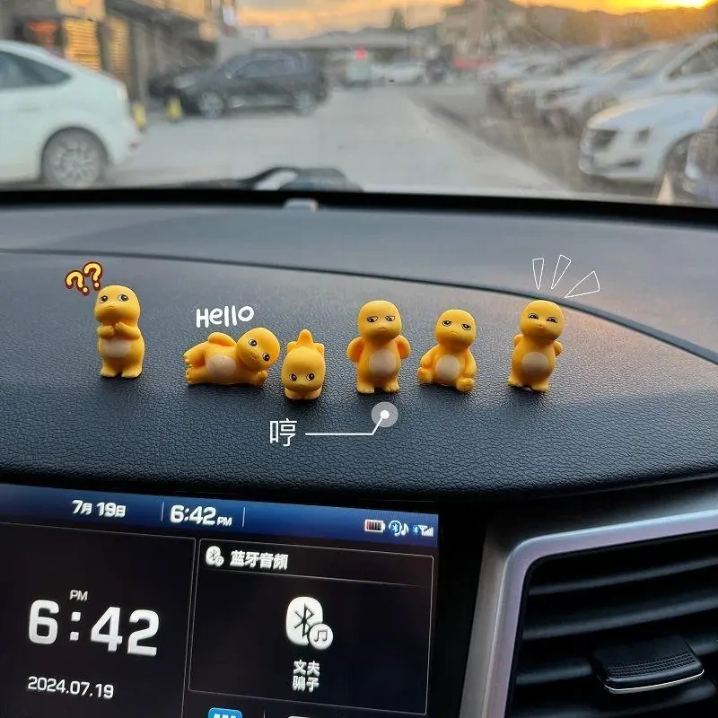 可爱网红奶龙系汽车系车饰品摆件中控台车内2024新款解压车载