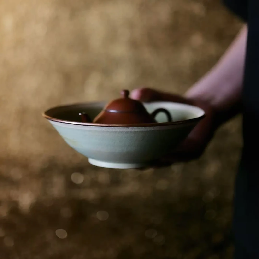 几上造物-王力科【春山渐染壶承】 黄绿开片釉包铜边壶承