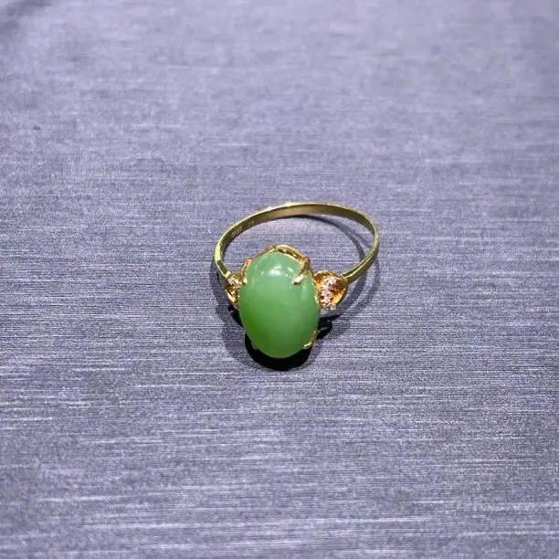 【鸿钰】和田玉碧玉果绿18K金镶嵌果绿鸽子蛋戒指轻奢精致珍藏级