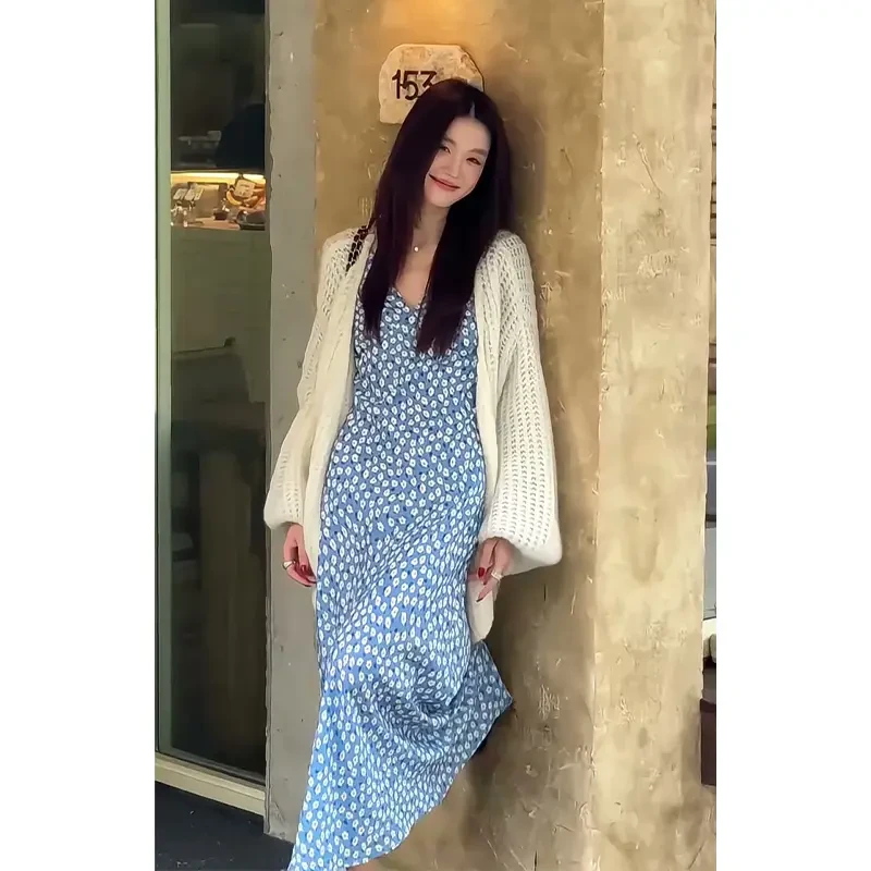 2025早秋新款女法式气质宽松镂空针织开衫收腰显瘦碎花V领连衣裙