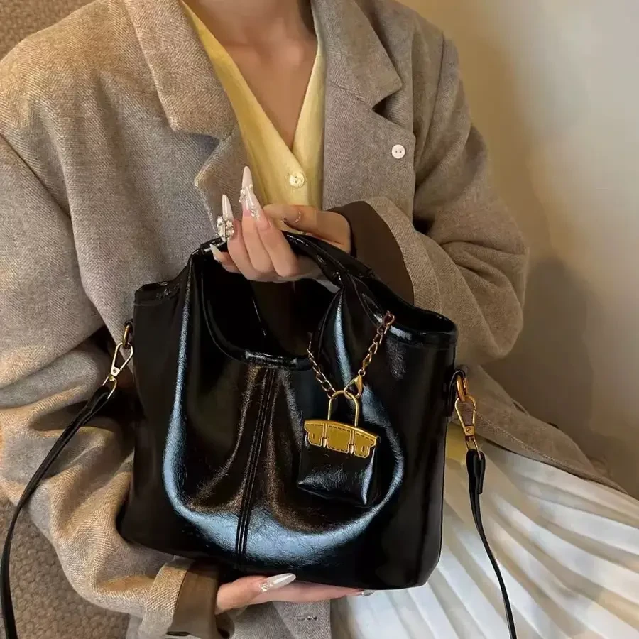 【熹仕】复古黑色水桶包手提单肩轻奢小众款
