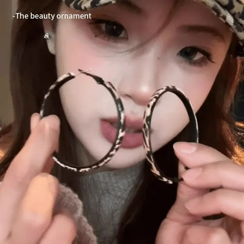 法式复古豹纹素圈大号耳环女甜酷辣妹耳钉2024年新款通勤百搭耳饰