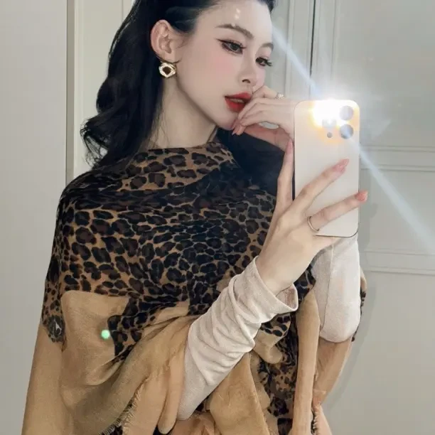 Flora猫柳 法式金钱豹豹纹薄款高级感百搭围巾披风时尚洋气气质