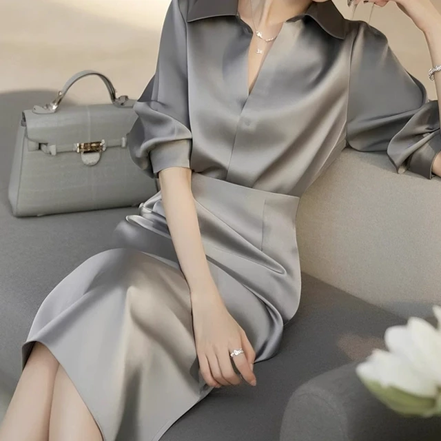 穿搭一整套气质轻奢开春高级感水光醋酸缎面灰色衬衫连衣裙套装女