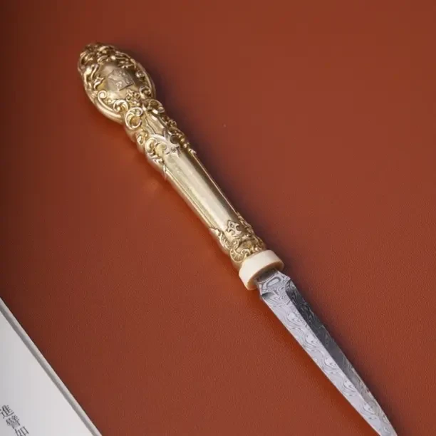 纯银镀金茶刀.猛犸镶嵌. 全长17.8cm.柄长10刀头7.3宽1.1钢3.3