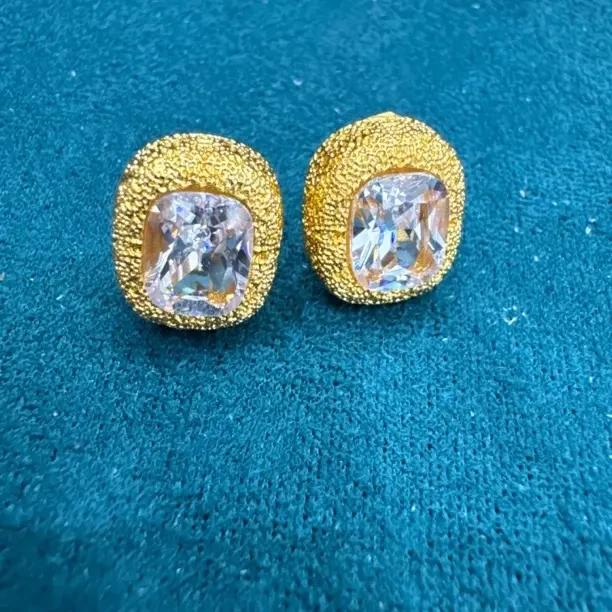 铜合金皮质耳饰 2025年新款女士耳钉