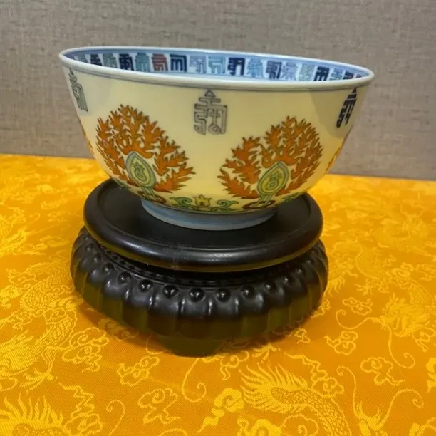 青花缠枝火焰纹斗彩碗