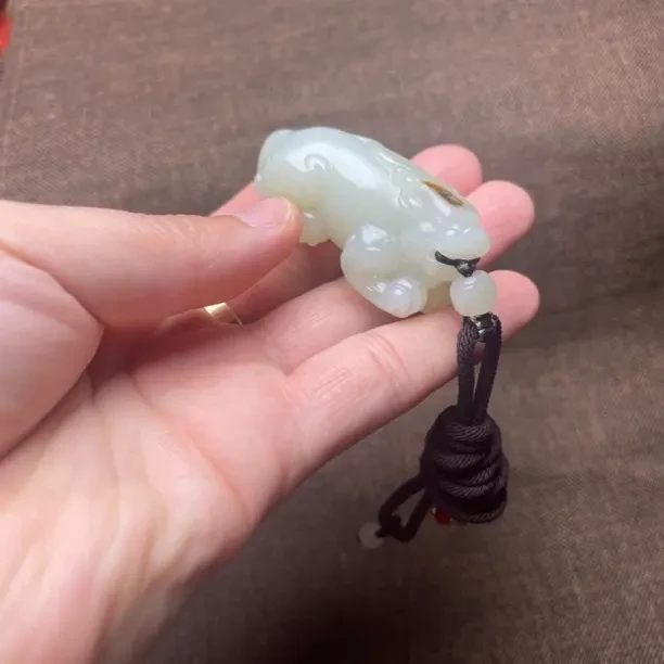 新疆和田玉黄皮白肉貔貅挂件