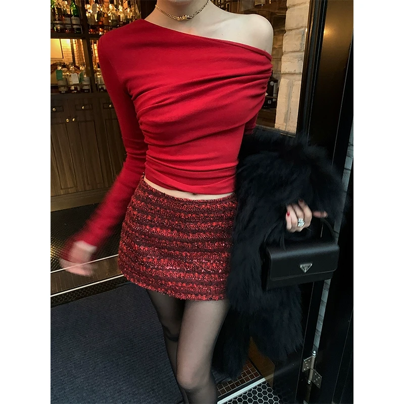 梦优莱斜肩褶皱长袖打底衫女2025秋冬露肩修身设计感红色短款上衣