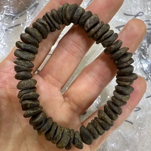 沉香毕业级树根油单圈手串天然多样性