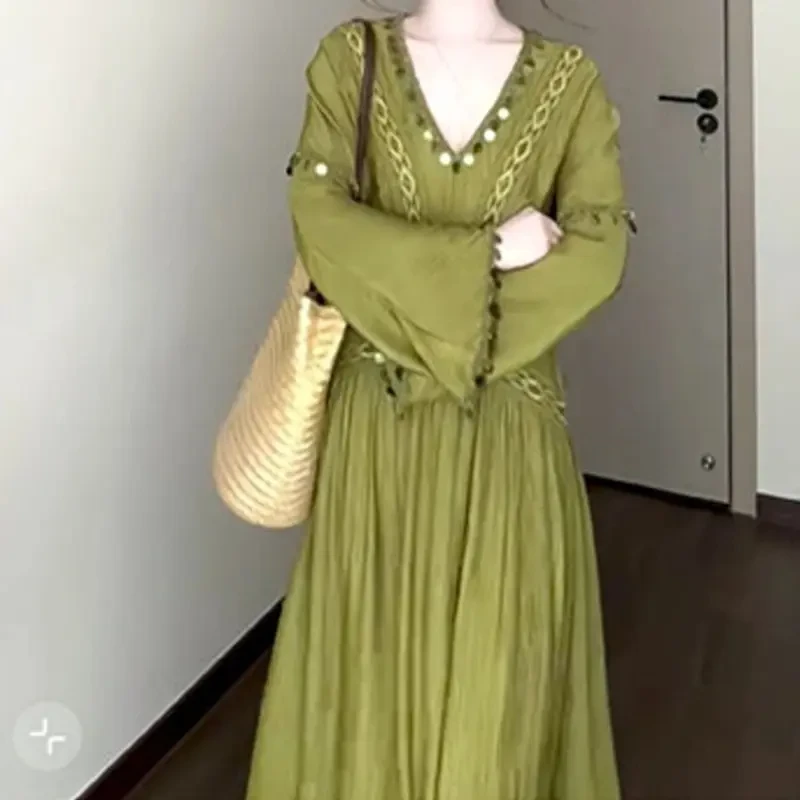 B143新中式牛油果绿亮片V领连衣裙女春季高级感气质显瘦长裙