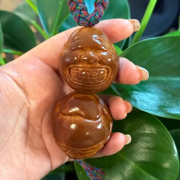 纯手工橄榄核雕刻大呲花屁小孩独特造型手把件