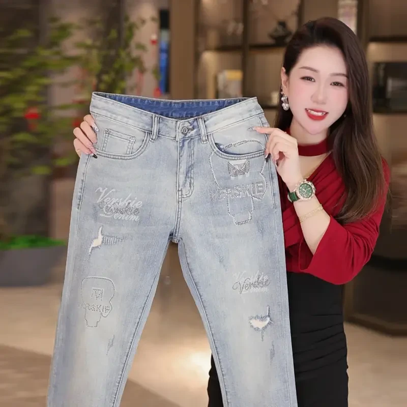 2025春夏新款破洞烫钻男士牛仔裤浅蓝色时尚百搭修身弹力小脚裤