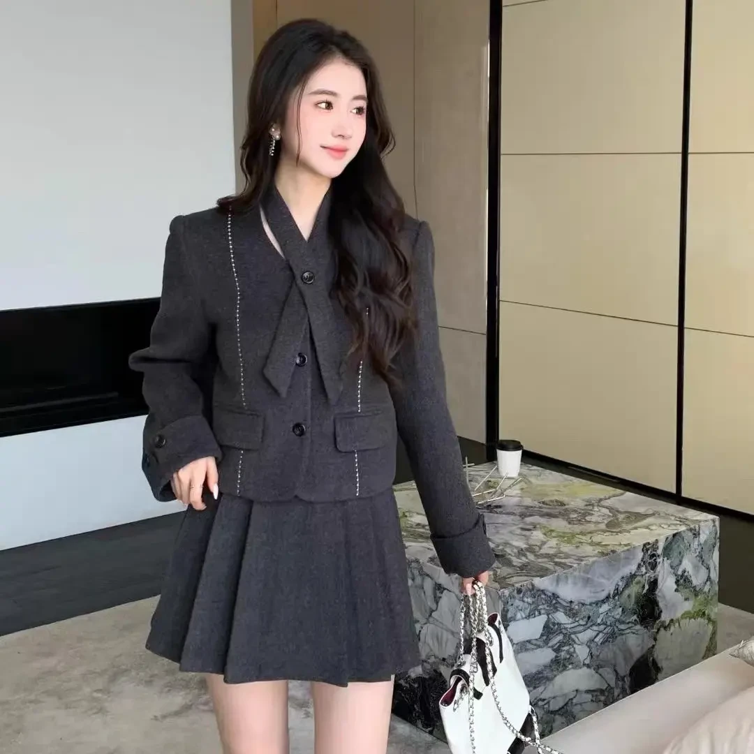 商场财阀千金小香风秋冬羽绒服百褶裙套装气质减龄