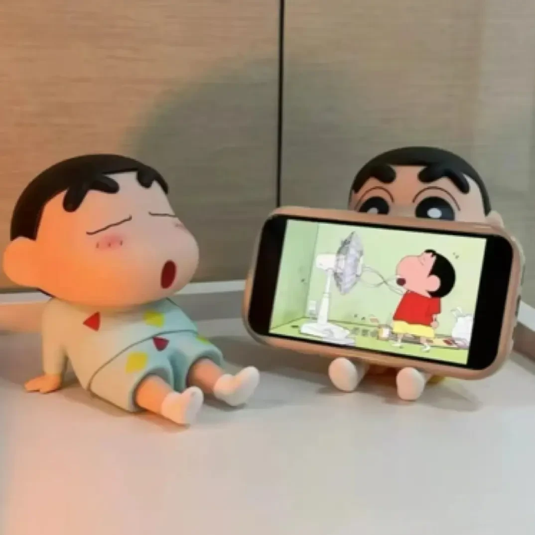 蜡笔小新手机支架手办桌面睡袍摆件野原新之助模型塑料公仔可爱