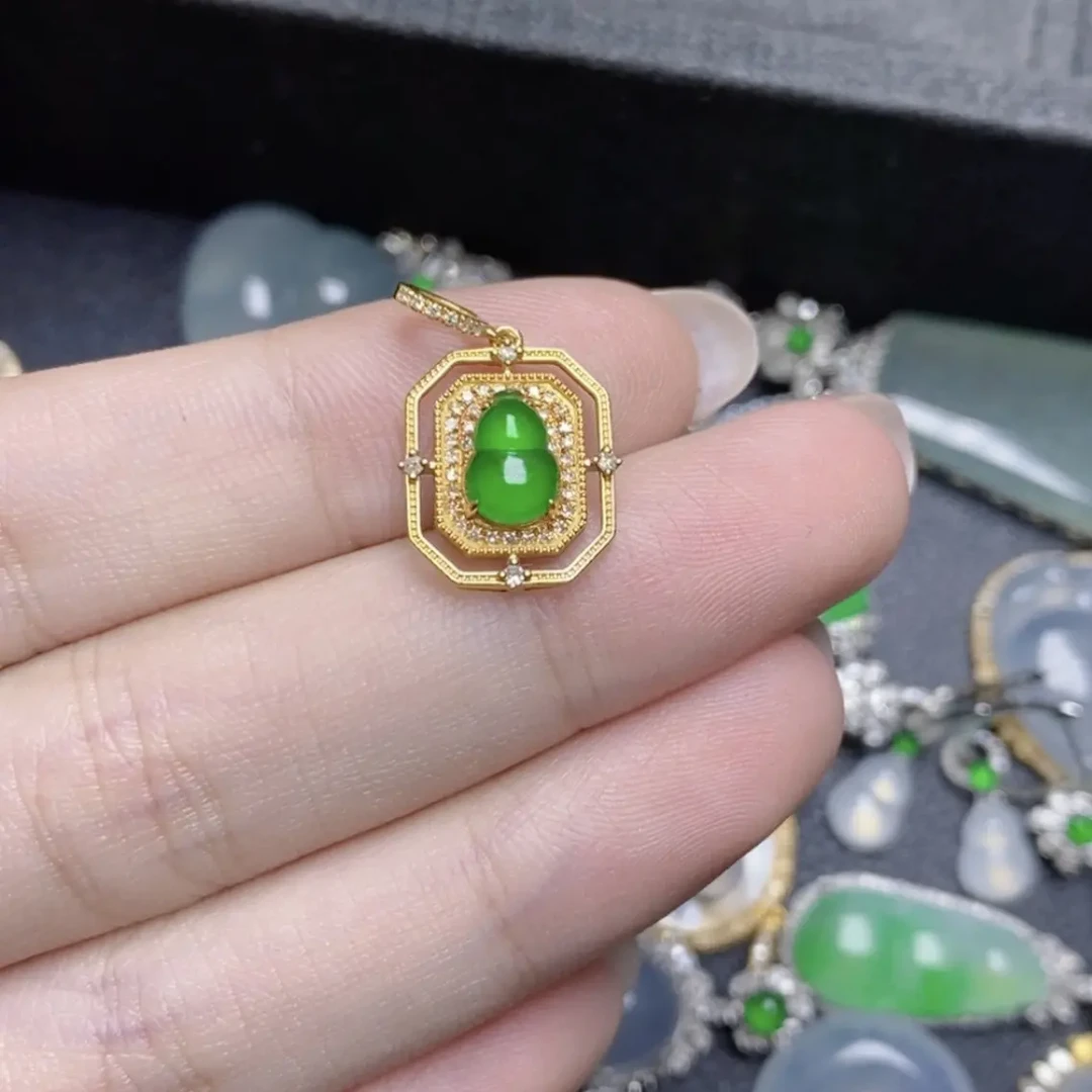 18K金镶嵌天然翡翠A货葫芦吊坠