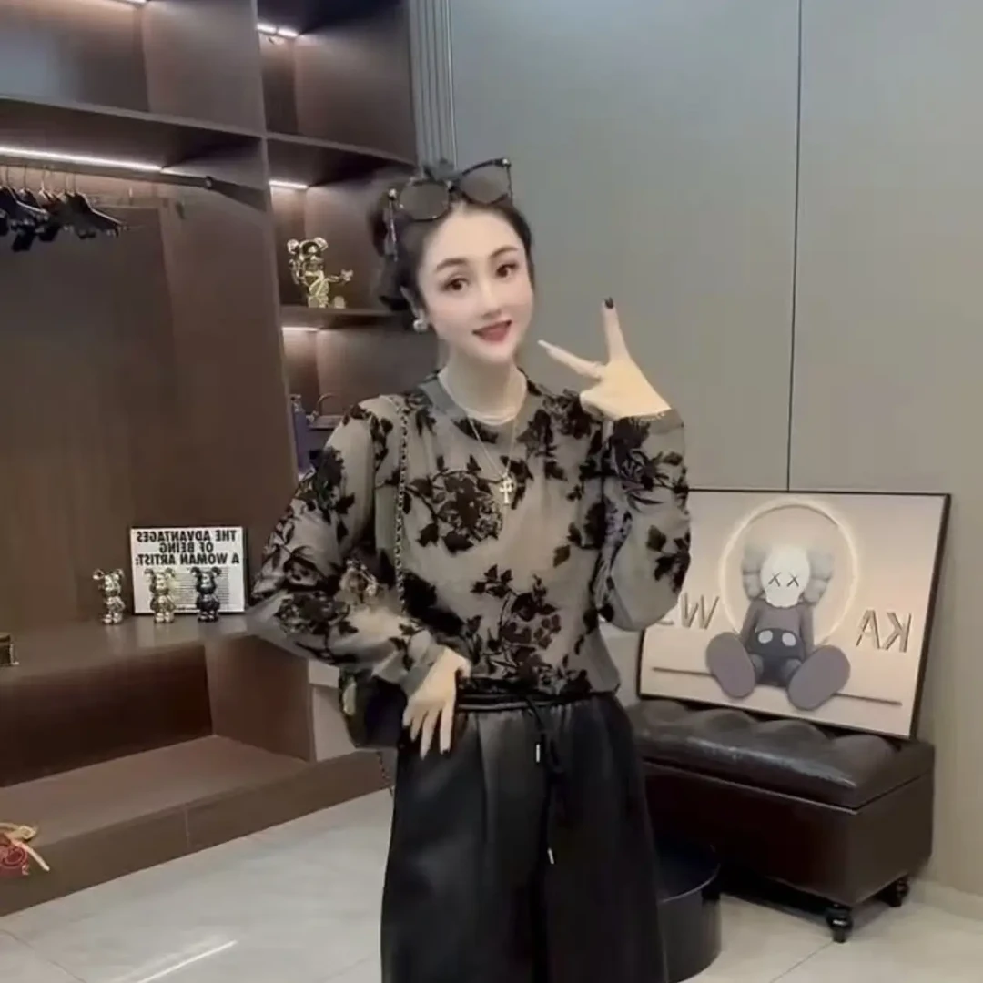 高级感长袖蕾丝植绒T恤女碎花打底衫显瘦圆领法式灰色内搭上衣潮