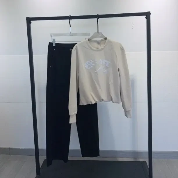 圆领卫衣字母印花宽松休闲长袖春秋季百搭显瘦运动上衣