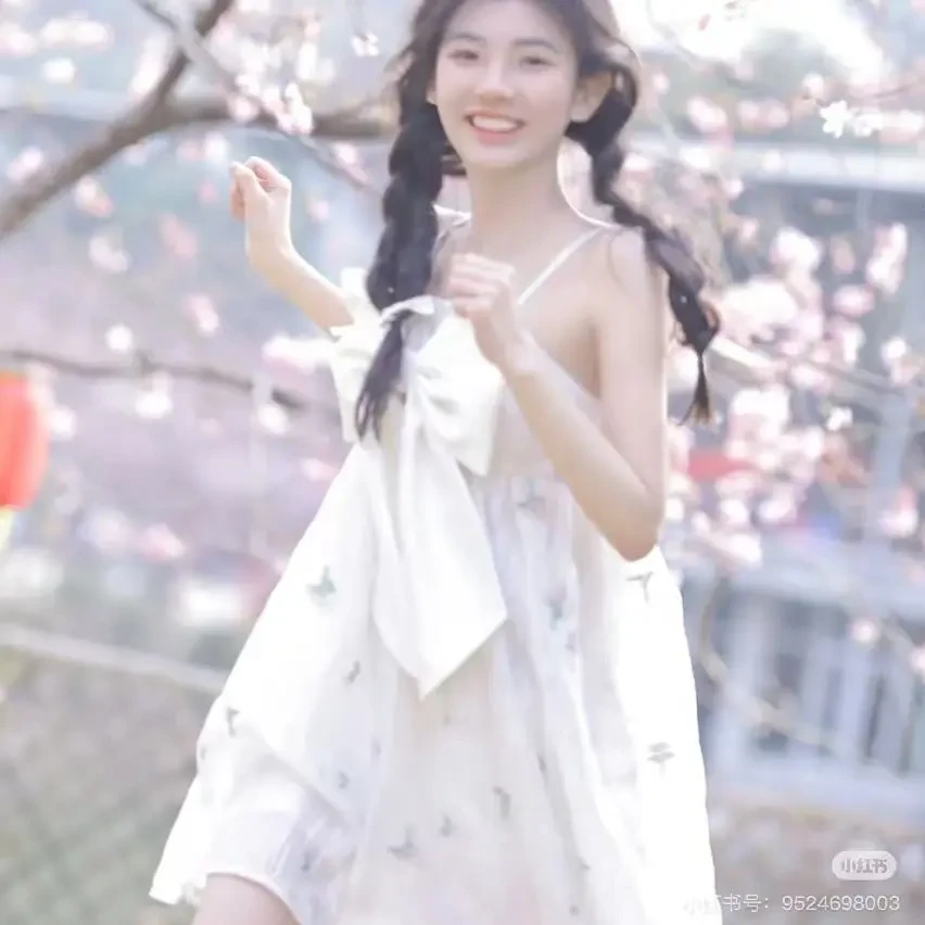 浪漫唯美白色吊带裙甜美蝴蝶结花卉刺绣设计