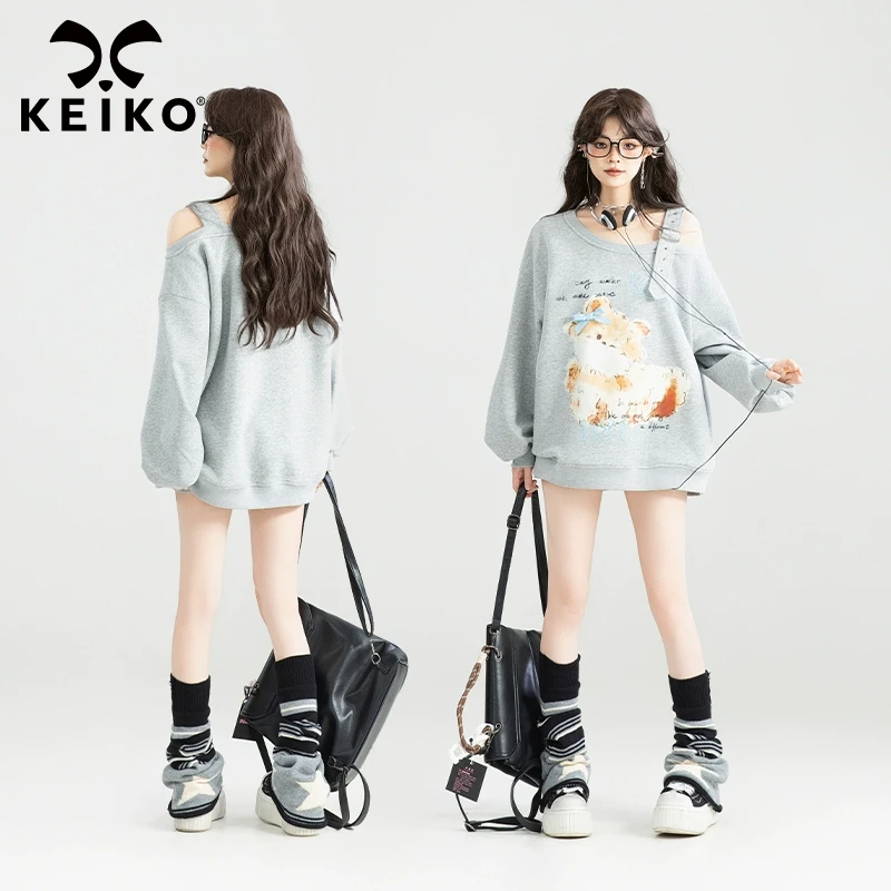 KEIKO 慵懒感穿搭斜肩灰色卫衣女25春季萌宠印花小众宽松露肩上衣