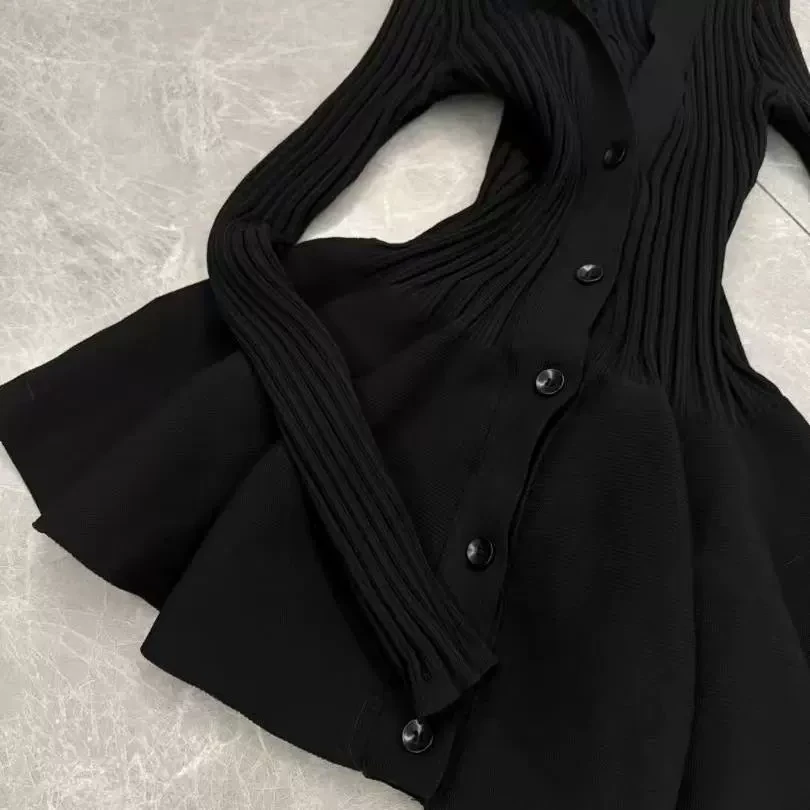 老钱风复古质感V领坑条针织衫女2025早春新款收腰显瘦内搭花苞裙