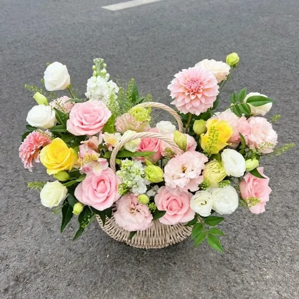 手提花篮鲜花玫瑰洋桔梗花束同城送花上门免费配送附近团购