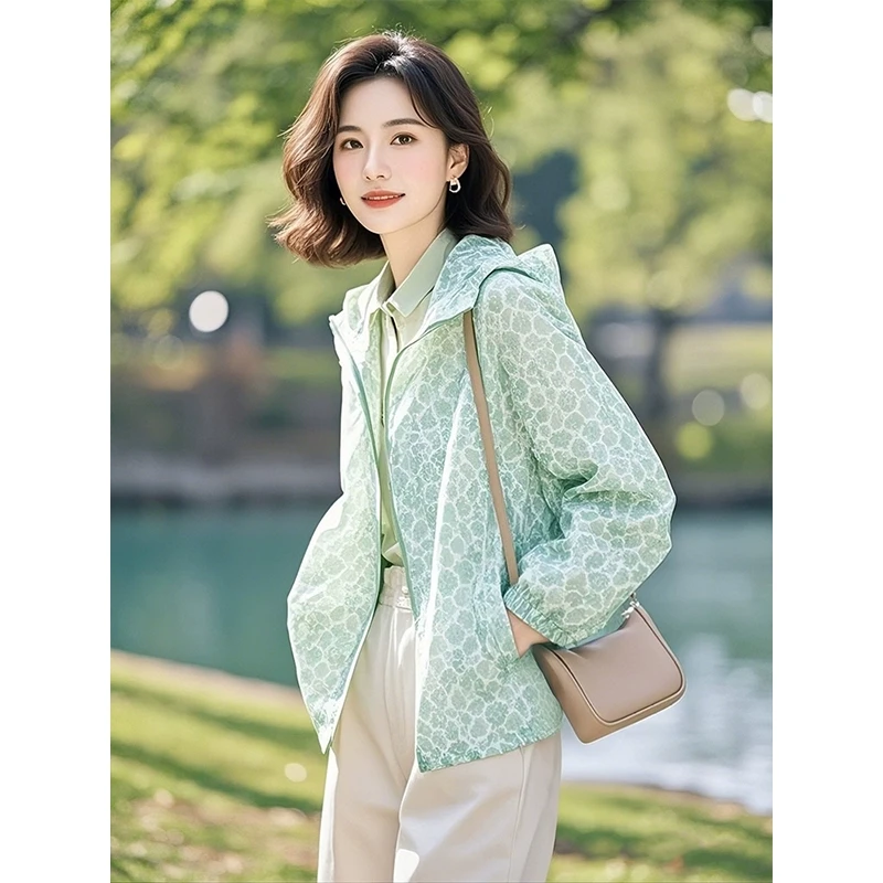 绿色连帽开春外套女2025新款春季爆款独特漂亮上衣薄款防晒衣夏款