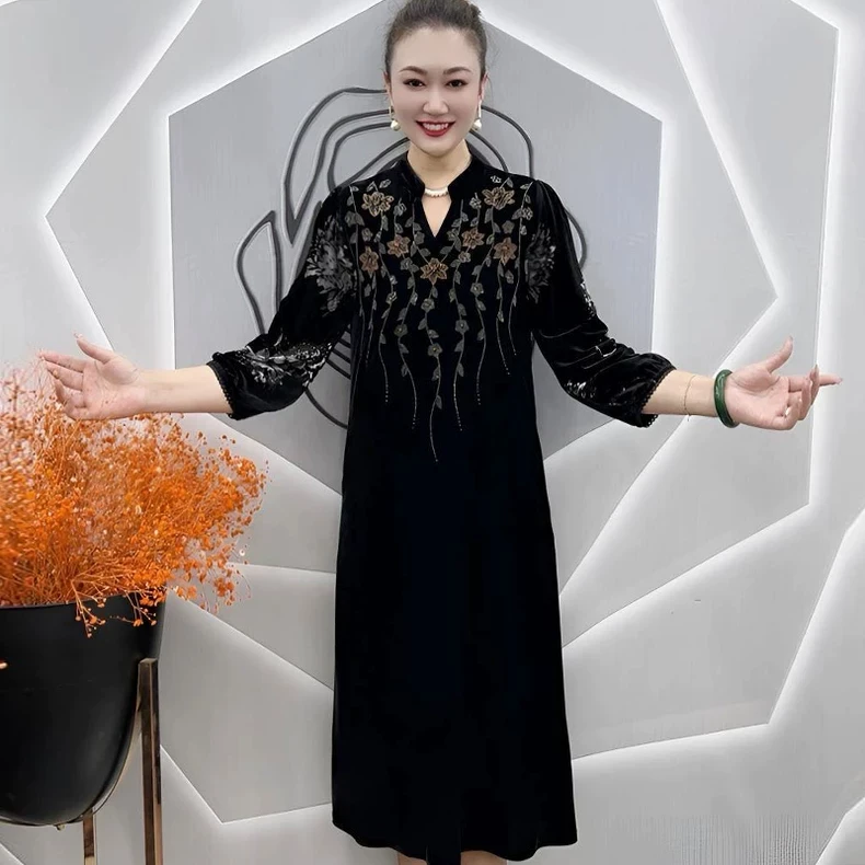 8085高端妈妈秋冬烫钻连衣裙丝绒宽松大码遮肉时尚百搭显瘦长裙子