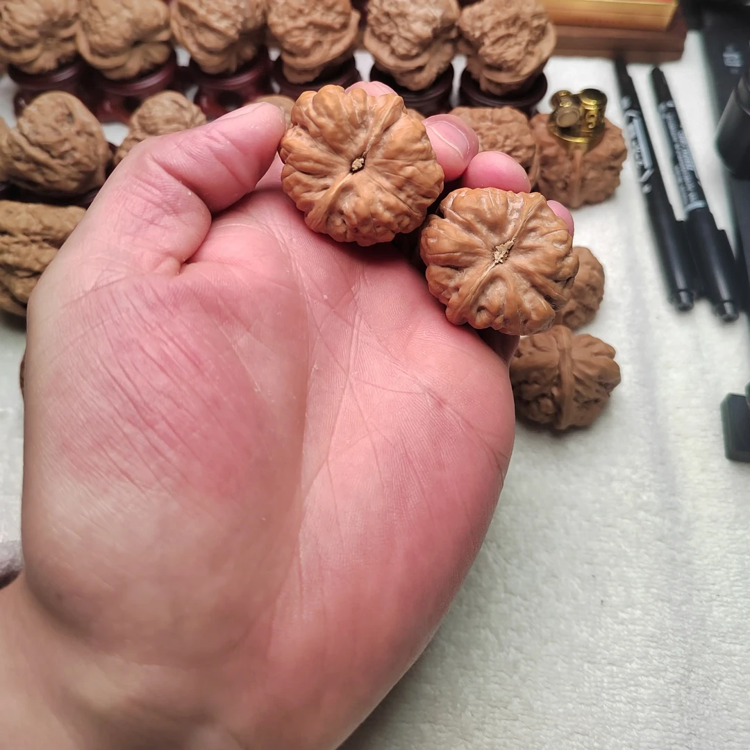 蛤蟆头文玩核桃三棱延庆老树全品手盘玩把件