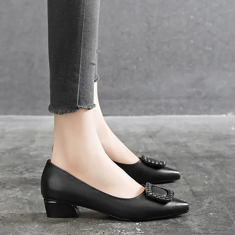 真软皮粗跟小皮鞋女2025年新款英伦风尖头软面软底百搭妈妈单鞋
