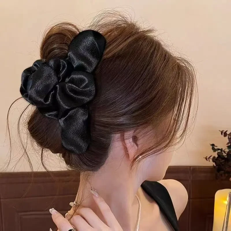 高级感褶皱缎面抓夹女2025新款云朵发夹后脑勺鲨鱼夹头饰夹子百搭