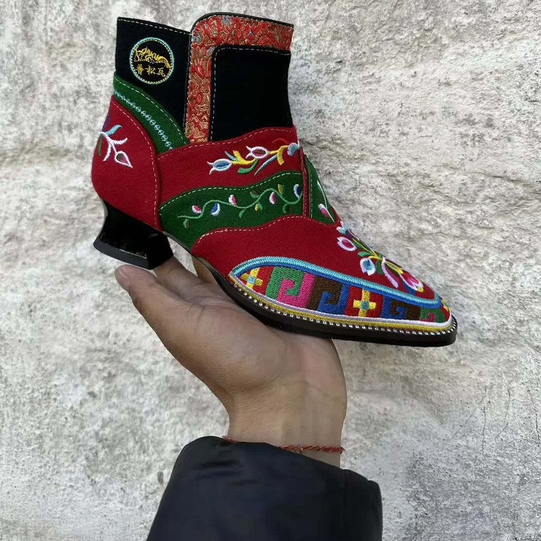藏式民族风松巴拉姆绣花短靴平跟中帮节日婚宴藏装穿搭女靴